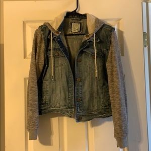 Jean jacket with cotton sleeves